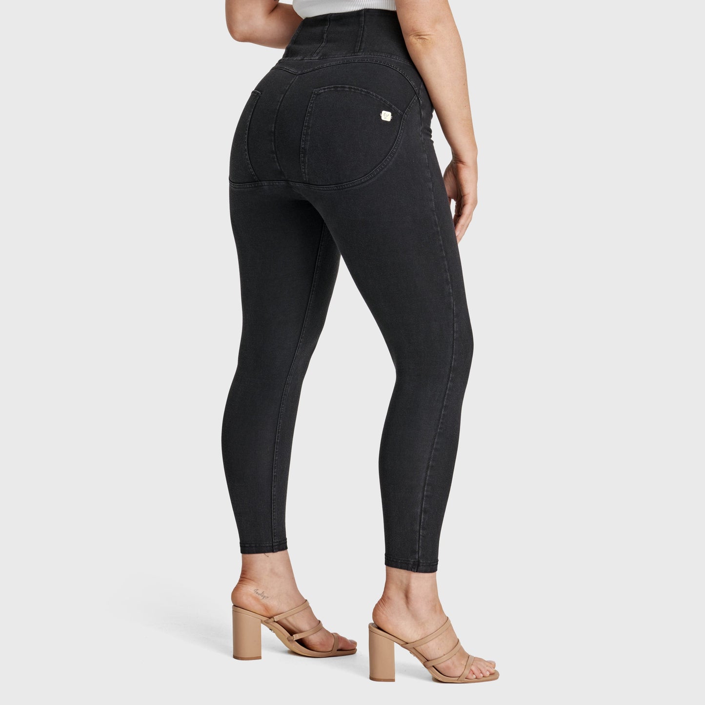 WR.UP® Curvy Denim - Zip High Waisted - 7/8 Length - Black + Black Stitching