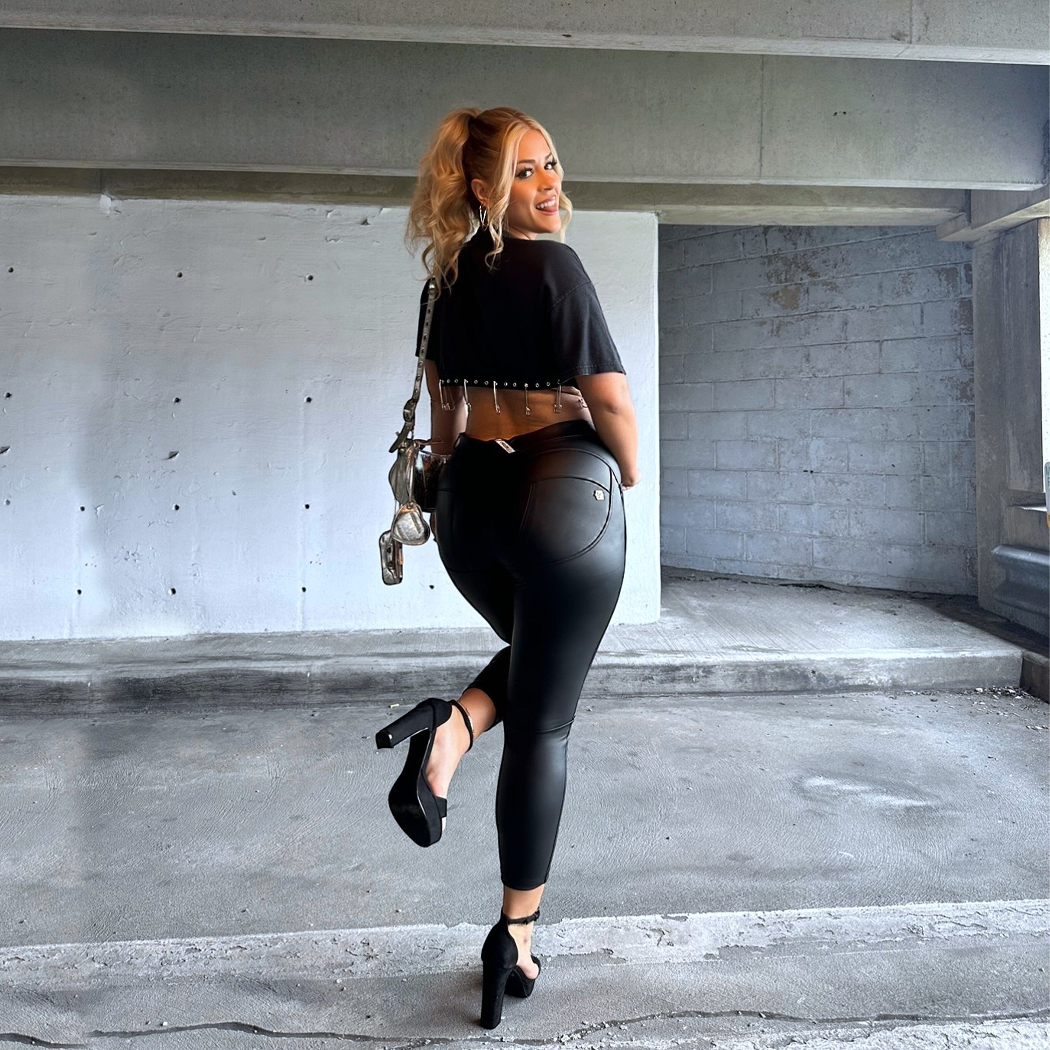 بنطال WR.UP® من الجلد الصناعي بتصميم كيرفي - خصر مرتفع - طول 7/8 - أسود