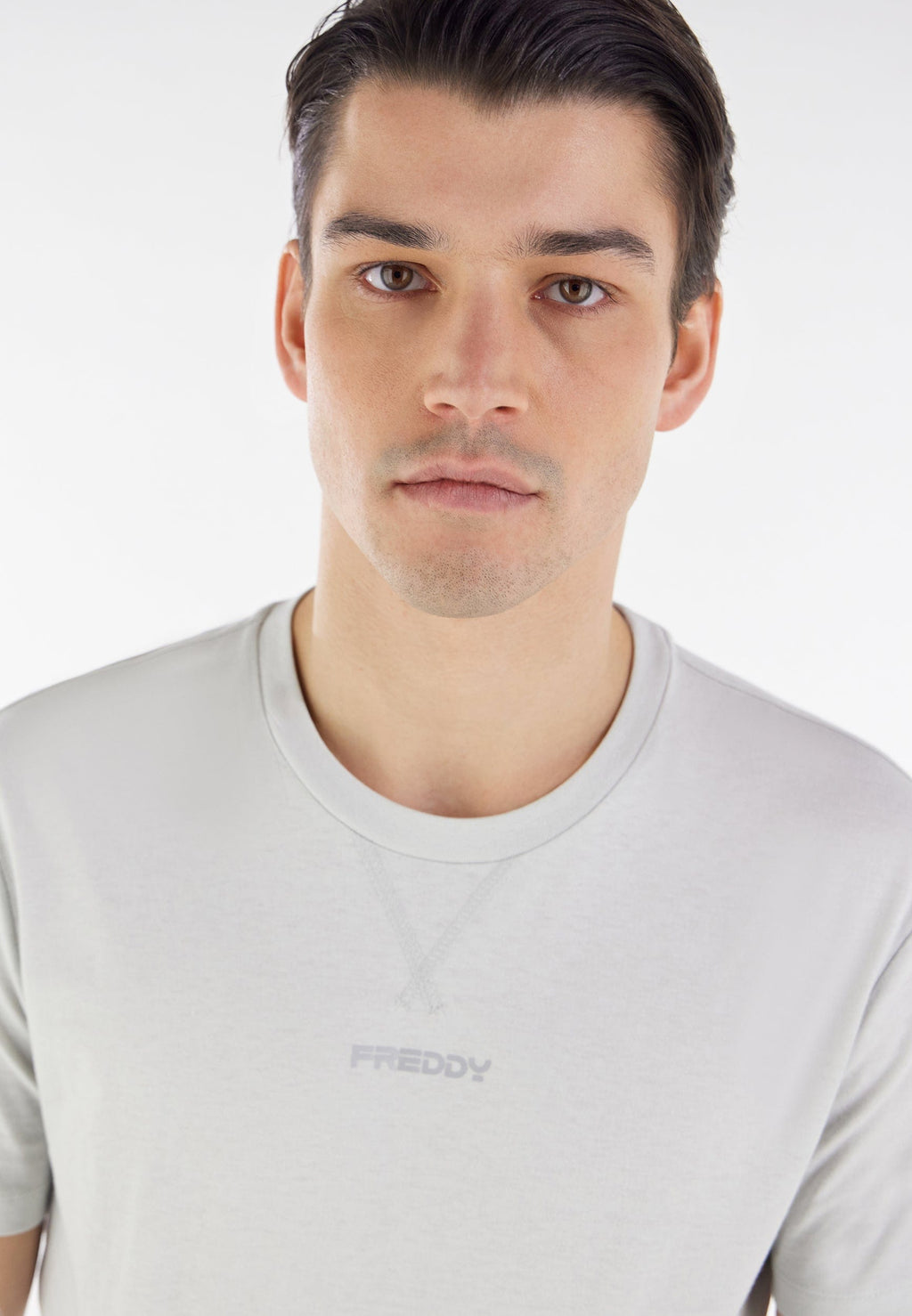 تيشيرت رجالي بشعار فريدي - رمادي فاتح
