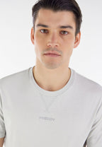 تيشيرت رجالي بشعار فريدي - رمادي فاتح