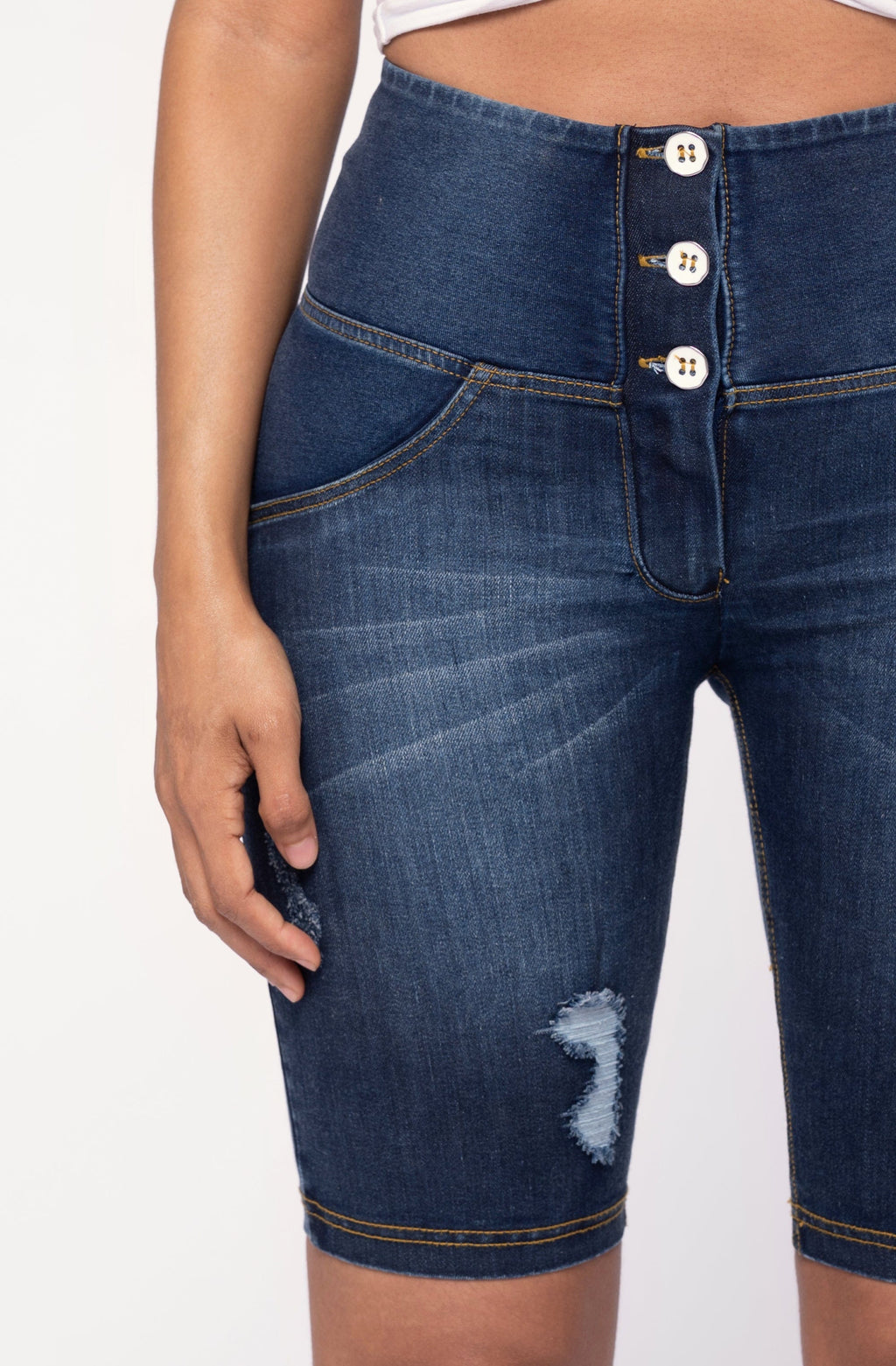 شورت جينز ممزق من WR.UP® - خصر عالٍ - شورت رياضي - أزرق داكن + خياطة صفراء