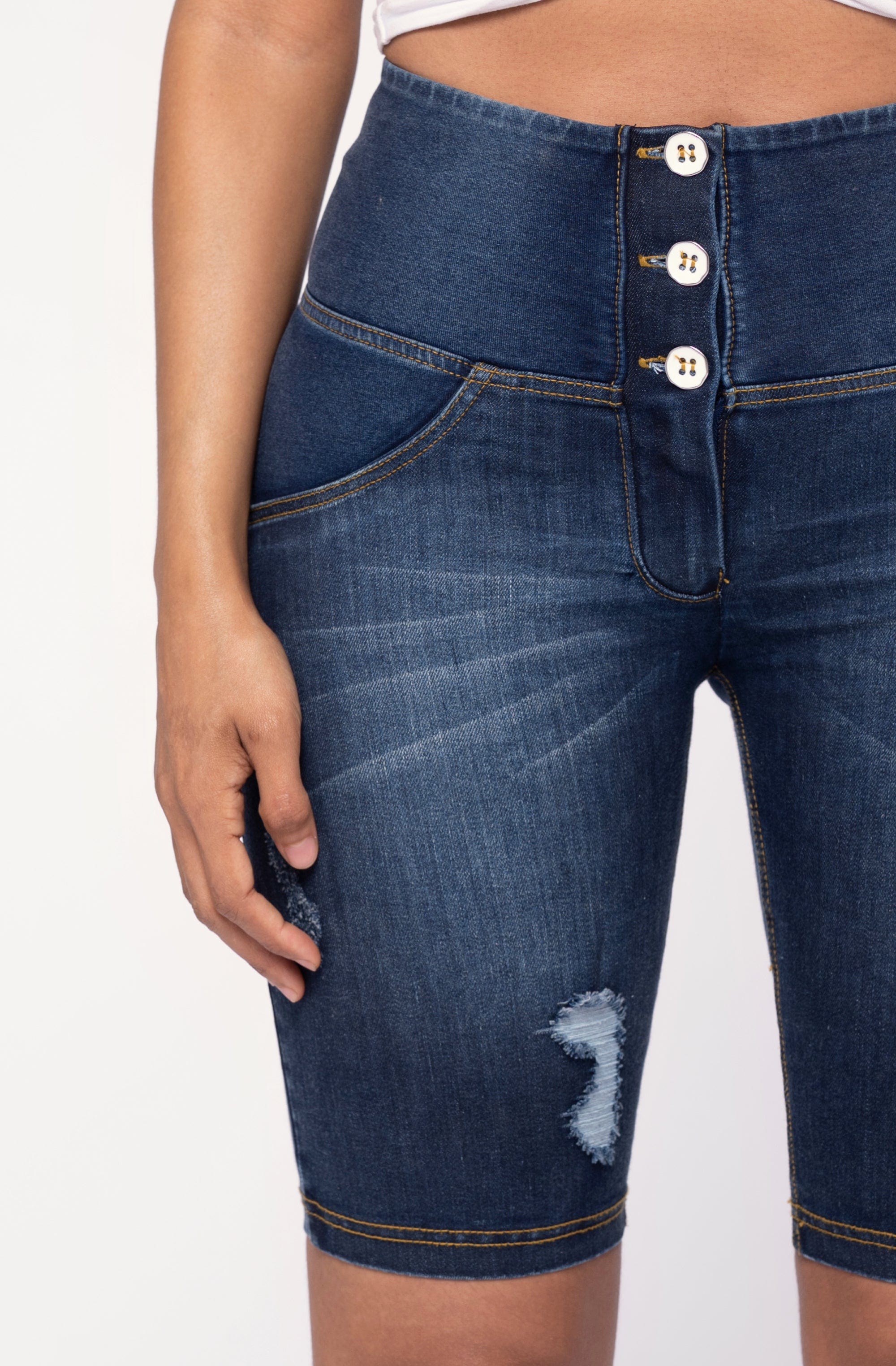 شورت جينز ممزق من WR.UP® - خصر عالٍ - شورت رياضي - أزرق داكن + خياطة صفراء