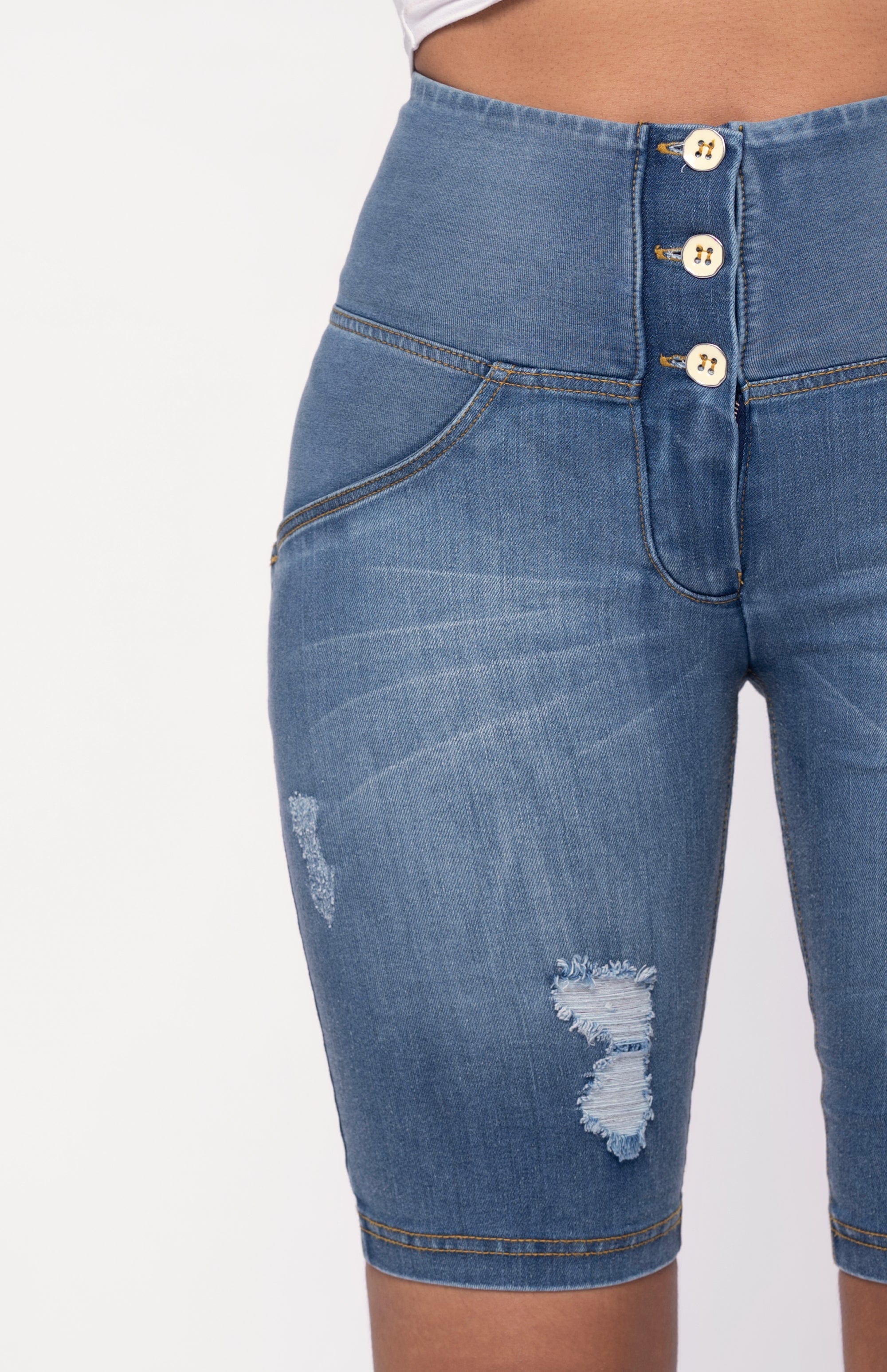 شورت جينز ممزق من WR.UP® - خصر عالٍ - شورت رياضي - أزرق فاتح + خياطة صفراء