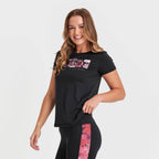 تيشيرت رياضي - شعار مطبوع عليه زهور سوداء