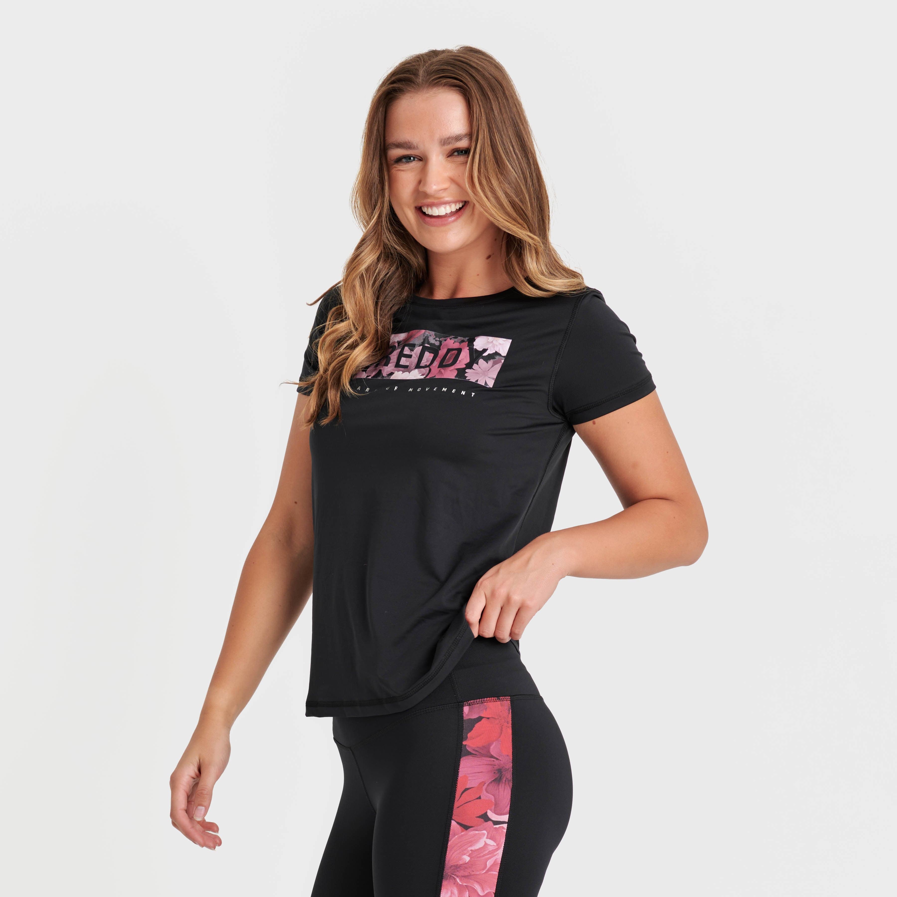 تيشيرت رياضي - شعار مطبوع عليه زهور سوداء