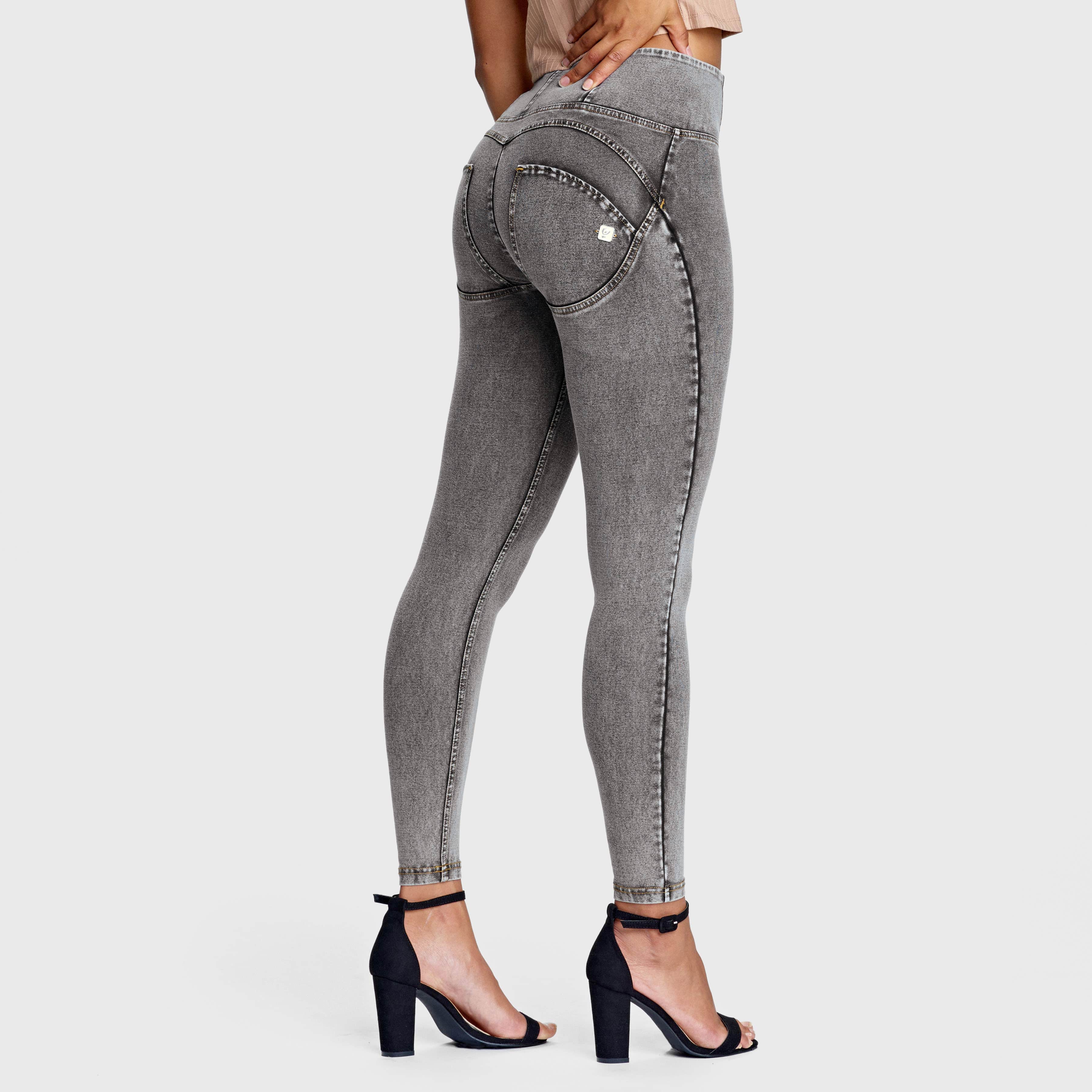 بنطال جينز WR.UP® - خصر مرتفع - طول 7/8 - رمادي مع خياطة صفراء