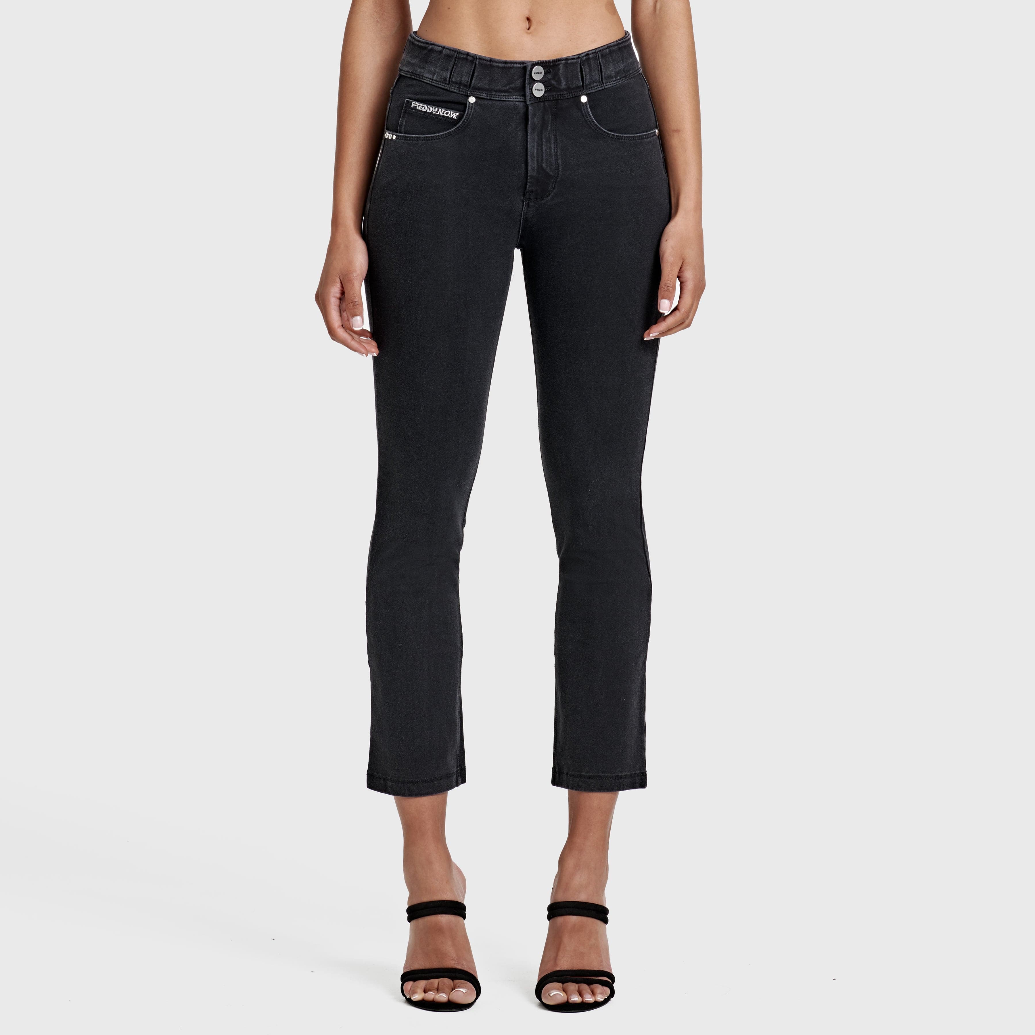 جينز ناو® - خصر مرتفع - تصميم واسع من الأسفل - أسود مع خياطة سوداء 