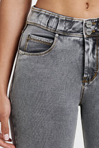 جينز ناو® - خصر مرتفع - طول 7/8 - رمادي مع خياطة صفراء 