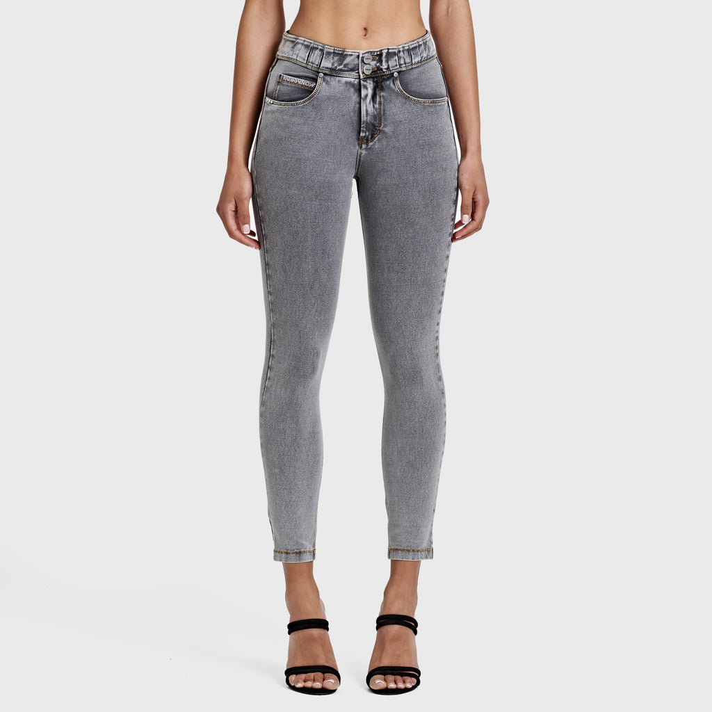 جينز ناو® - خصر مرتفع - طول 7/8 - رمادي مع خياطة صفراء