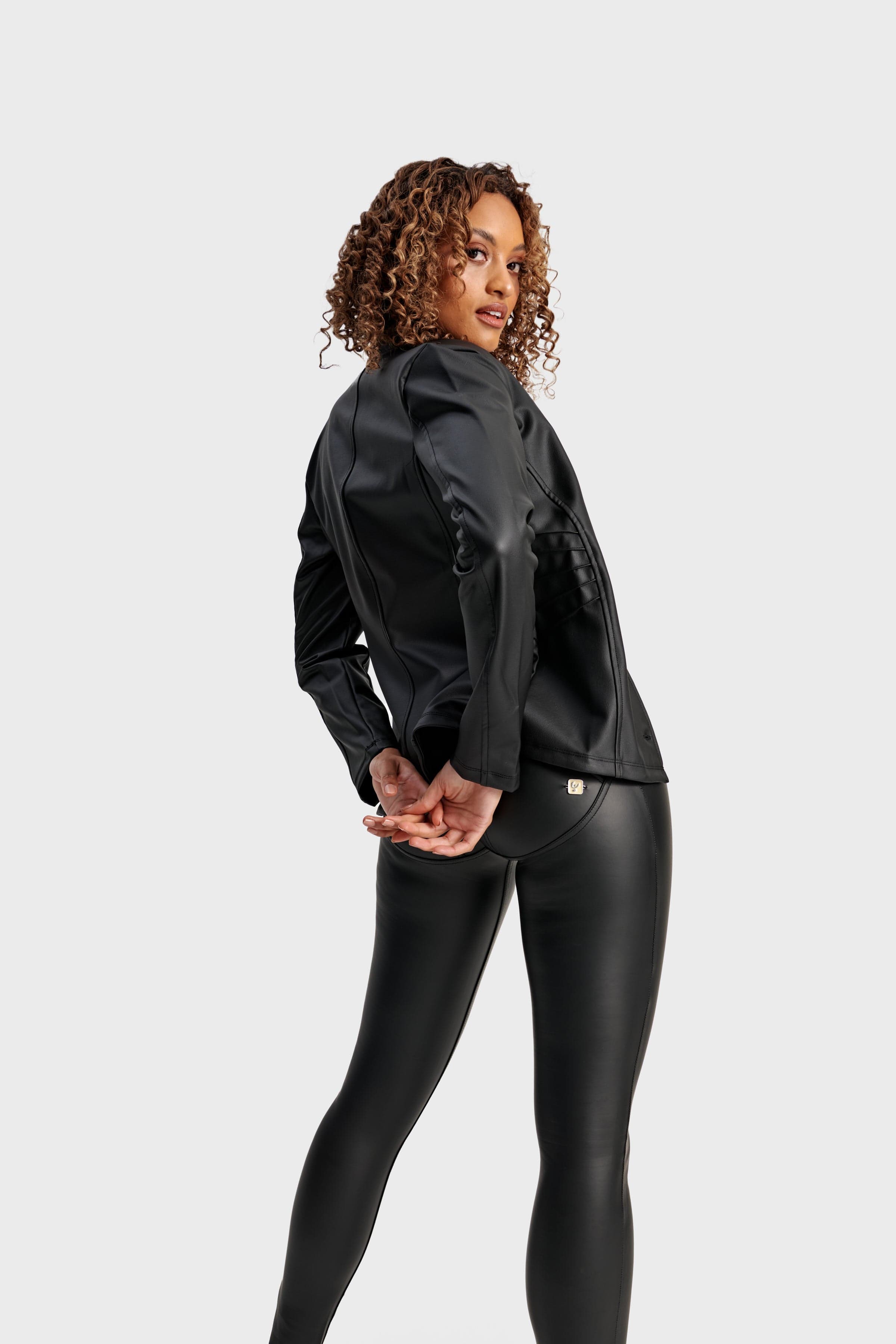 جاكيت من الجلد الصناعي - أسود