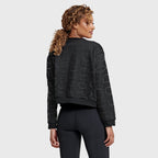 كنزة قصيرة لامعة مزينة بشعار فريدي - أسود