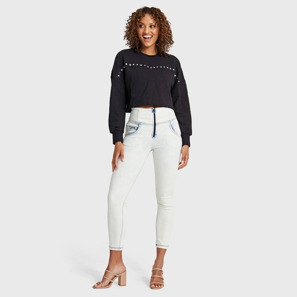 كنزة قصيرة - سوداء مزينة بدبابيس معدنية