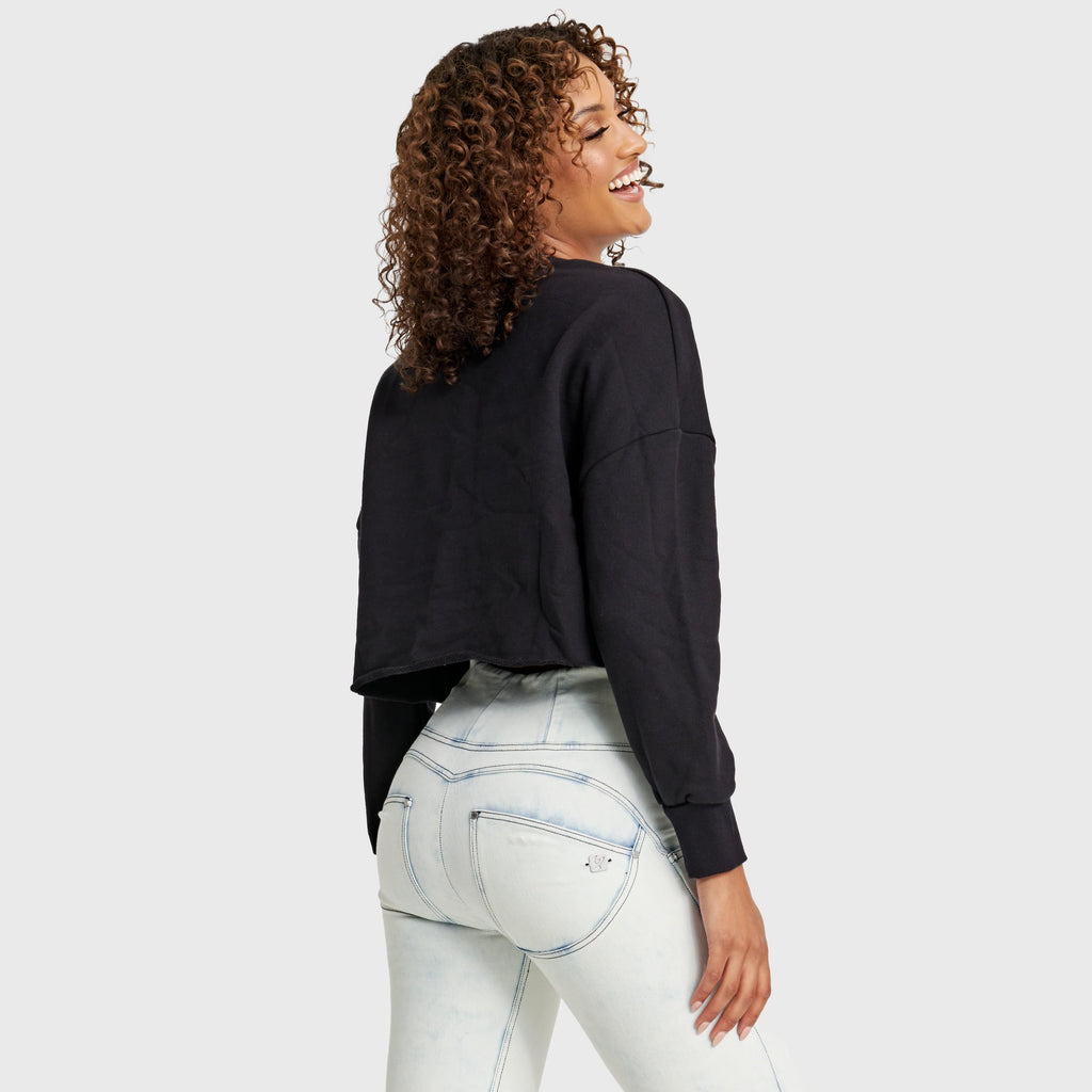 كنزة قصيرة - سوداء مزينة بدبابيس معدنية