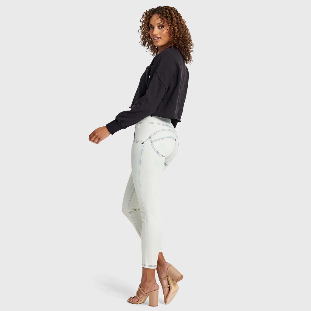 كنزة قصيرة - سوداء مزينة بدبابيس معدنية