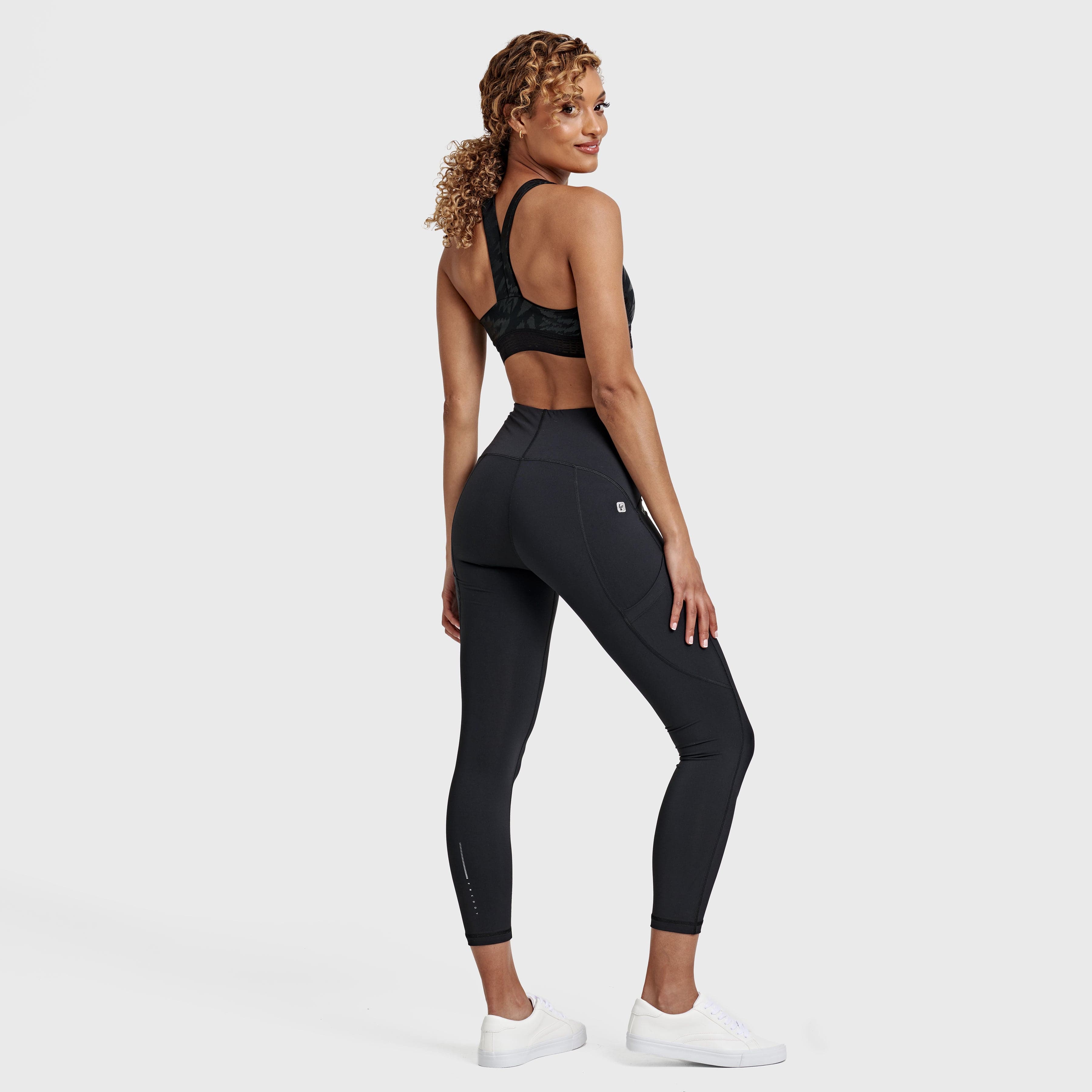 تيشيرت سوبر فيت ديوو بجيوب - خصر مرتفع - طول 7/8 - أسود 