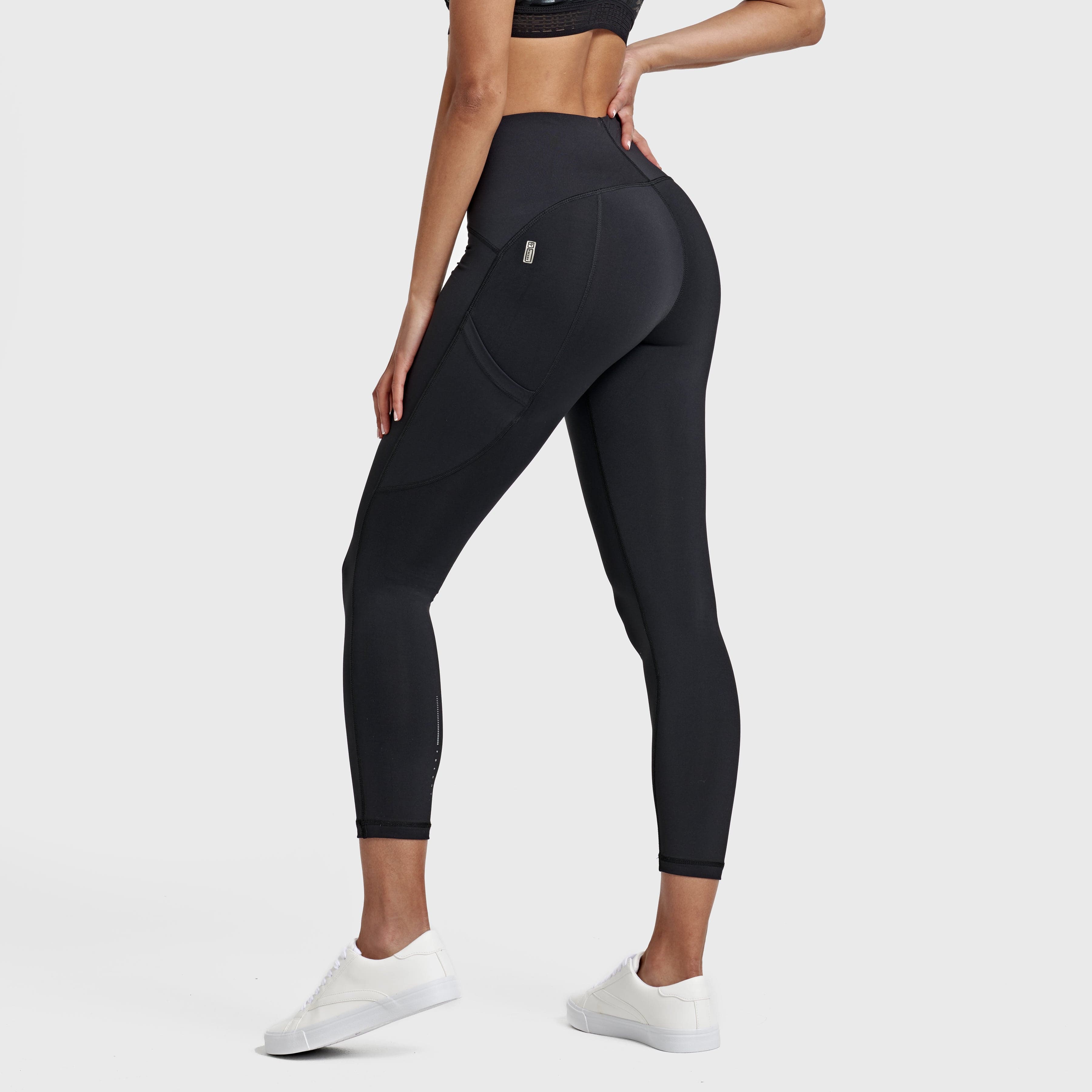 تيشيرت سوبر فيت ديوو بجيوب - خصر مرتفع - طول 7/8 - أسود 