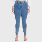 جينز WR.UP® Curvy - خصر مرتفع - طول كامل - أزرق فاتح + خياطة صفراء 