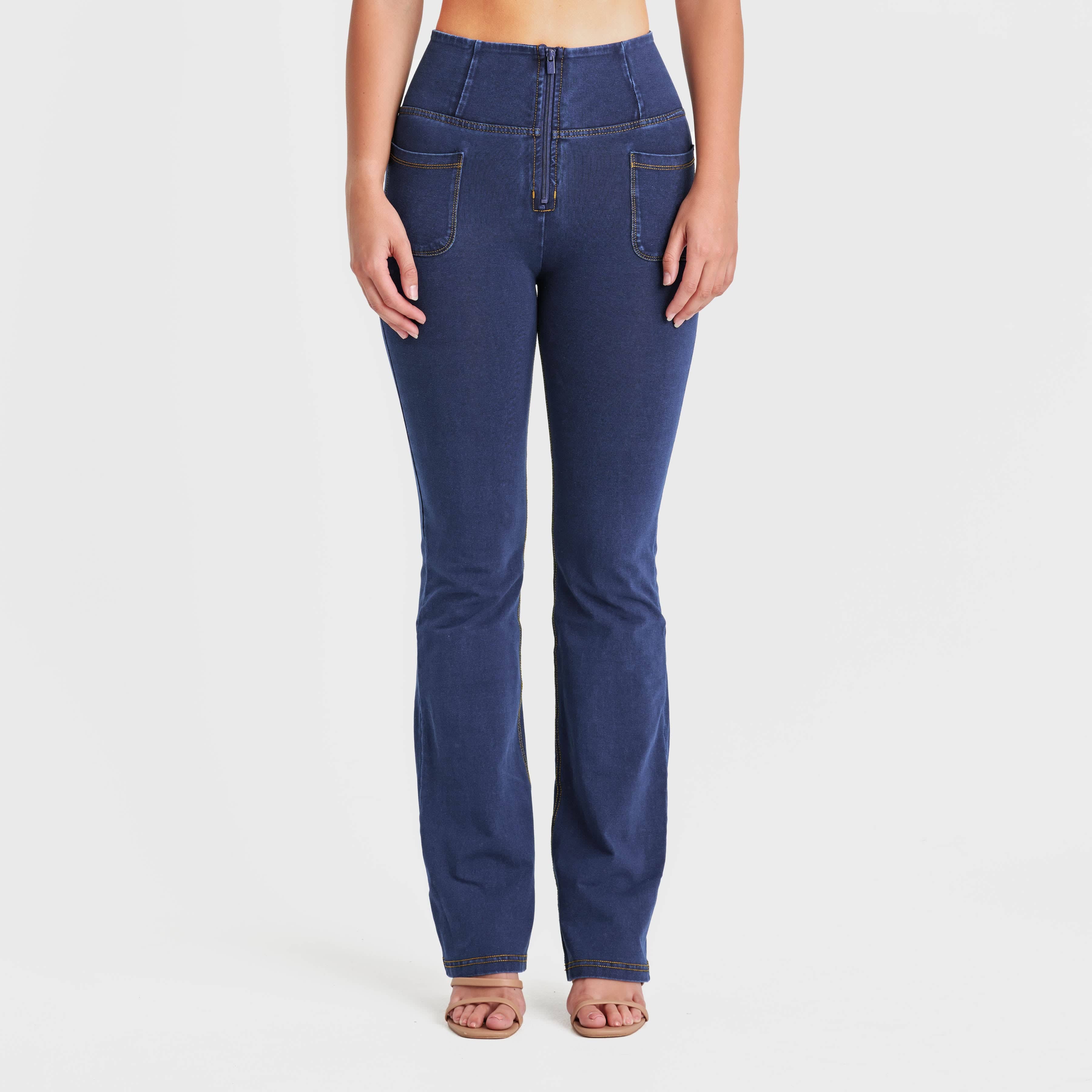 جينز WR.UP® بجيوب أمامية - خصر مرتفع للغاية - تصميم واسع من الأسفل - أزرق داكن مع خياطة صفراء