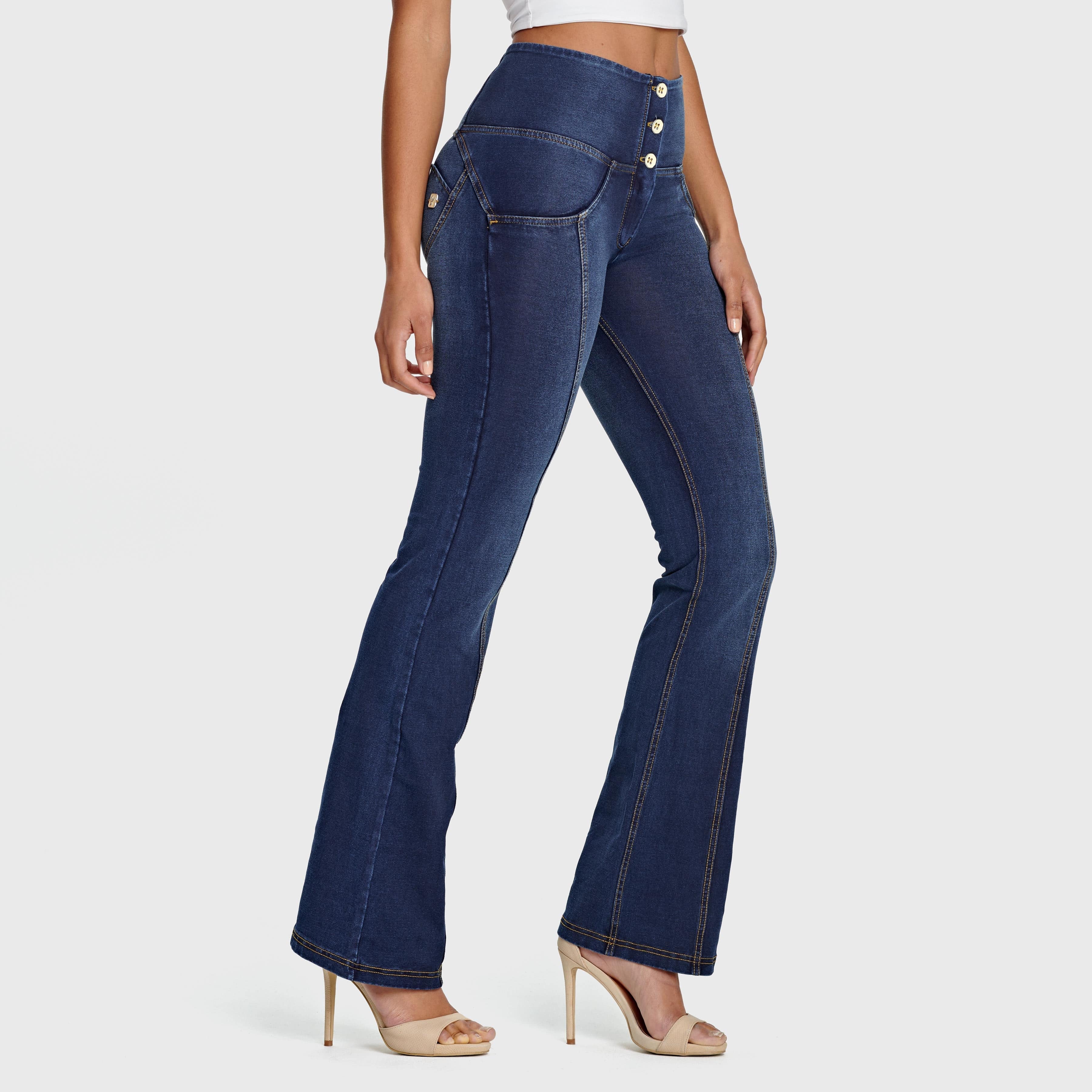 جينز WR.UP® - خصر مرتفع - تصميم واسع من الأسفل - أزرق داكن مع خياطة صفراء