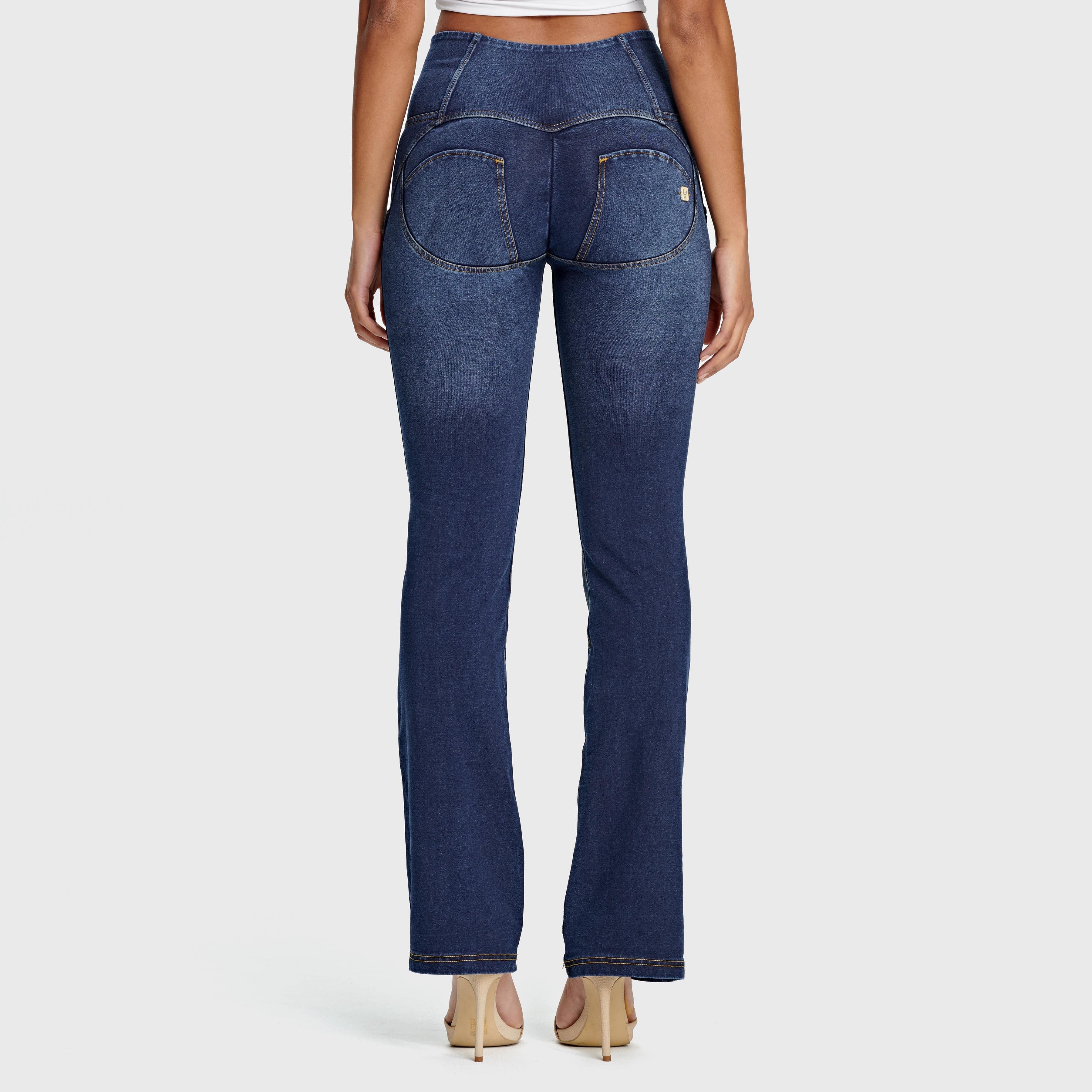 جينز WR.UP® - خصر مرتفع - تصميم واسع من الأسفل - أزرق داكن مع خياطة صفراء