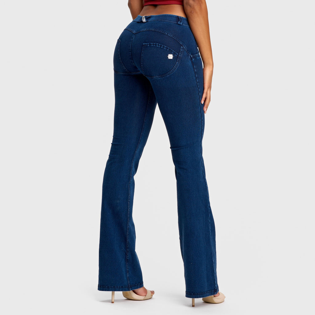 جينز WR.UP® - خصر متوسط ​​الارتفاع - أرجل واسعة من الأسفل - أزرق داكن مع خياطة زرقاء