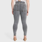 بنطال جينز WR.UP® Curvy - بسحاب وخصر عالٍ - طول كامل - رمادي + خياطة صفراء