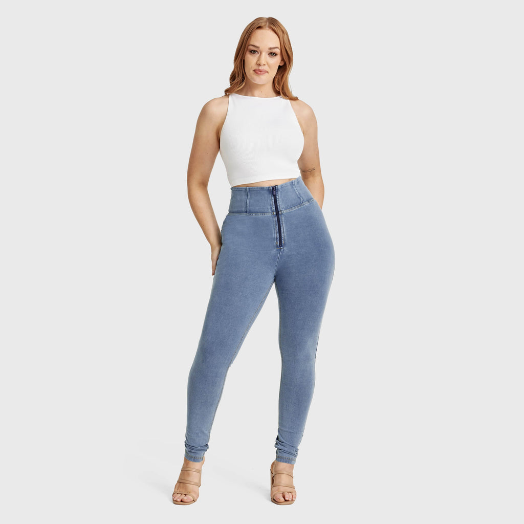 بنطال جينز WR.UP® Curvy - بسحاب وخصر عالٍ - طول كامل - أزرق فاتح + خياطة صفراء