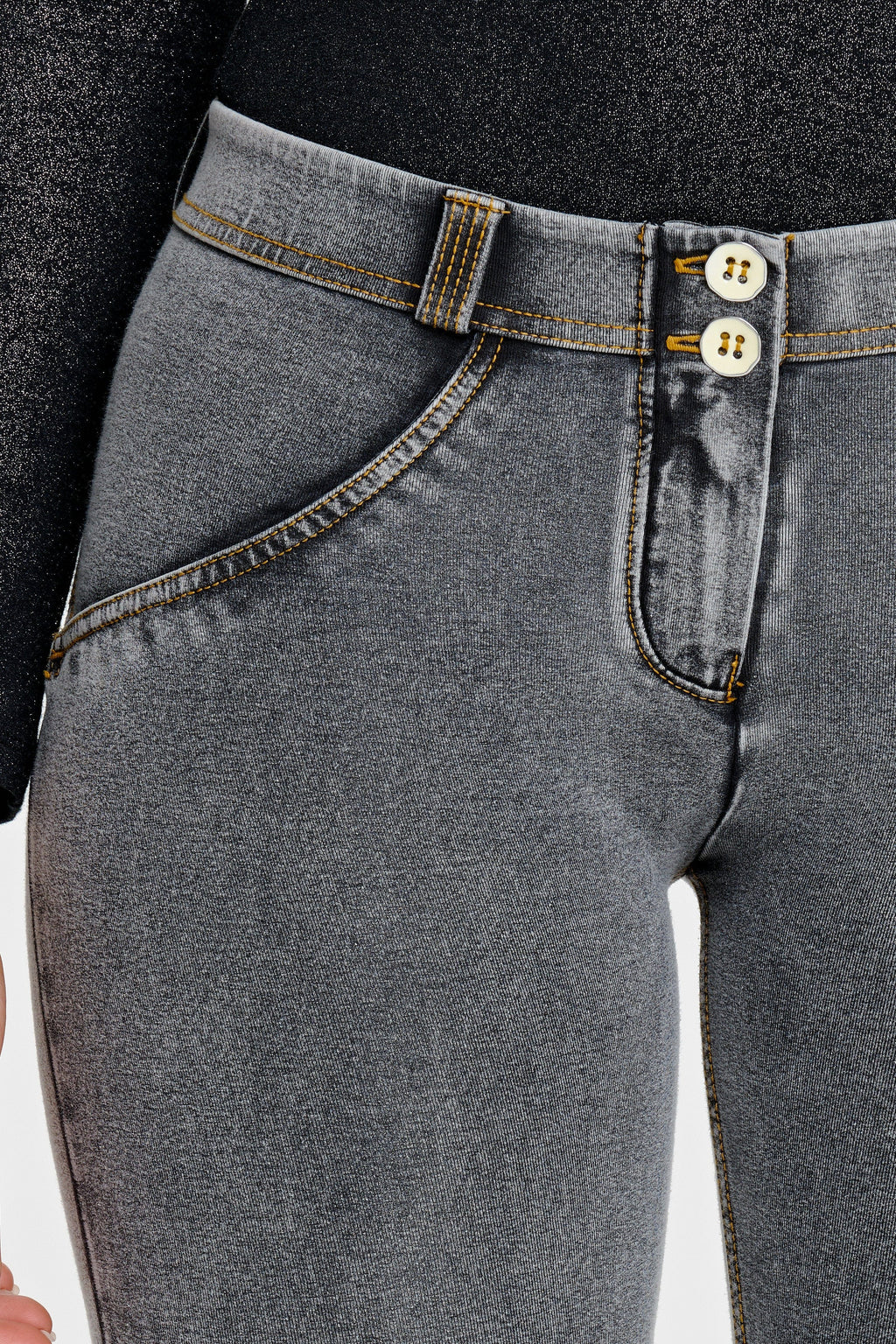 جينز WR.UP® - خصر متوسط ​​الارتفاع - طول كامل - رمادي + خياطة صفراء