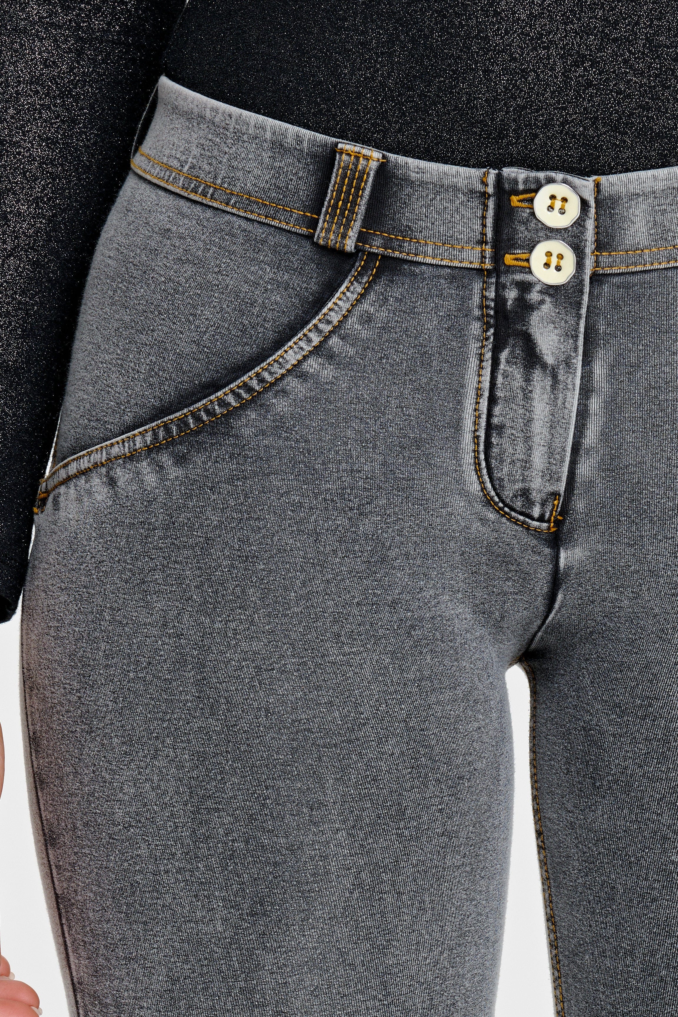 جينز WR.UP® - خصر متوسط ​​الارتفاع - طول كامل - رمادي + خياطة صفراء