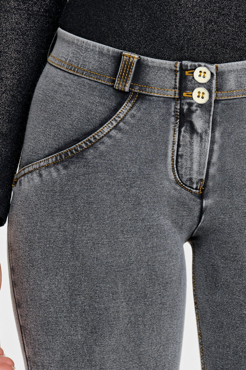 جينز WR.UP® - خصر متوسط ​​الارتفاع - طول كامل - رمادي + خياطة صفراء