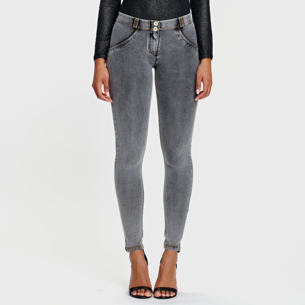 جينز WR.UP® - خصر متوسط ​​الارتفاع - طول كامل - رمادي + خياطة صفراء