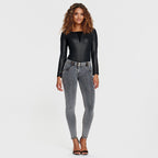 جينز WR.UP® - خصر متوسط ​​الارتفاع - طول كامل - رمادي + خياطة صفراء