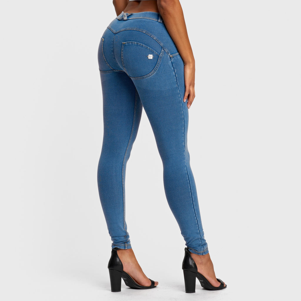 جينز WR.UP® - خصر متوسط ​​الارتفاع - طول كامل - أزرق فاتح + خياطة صفراء