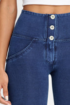 بنطال جينز WR.UP® - بثلاثة أزرار وخصر عالٍ - طول كامل - أزرق داكن مع خياطة زرقاء