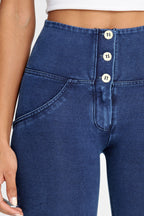 بنطال جينز WR.UP® - بثلاثة أزرار وخصر عالٍ - طول كامل - أزرق داكن مع خياطة زرقاء