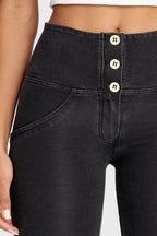 بنطال جينز WR.UP® - بثلاثة أزرار وخصر عالٍ - طول كامل - أسود مع خياطة سوداء