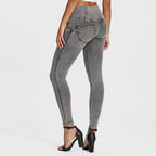 بنطال جينز WR.UP® - بثلاثة أزرار وخصر عالٍ - طول كامل - رمادي مع خياطة صفراء