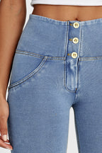 بنطال جينز WR.UP® - بثلاثة أزرار وخصر عالٍ - طول كامل - أزرق فاتح مع خياطة صفراء