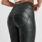 WR.UP® جلد صناعي بنقشة جلد الثعبان - إصدار محدود - خصر مرتفع - طول كامل - لون ضباب الغابة