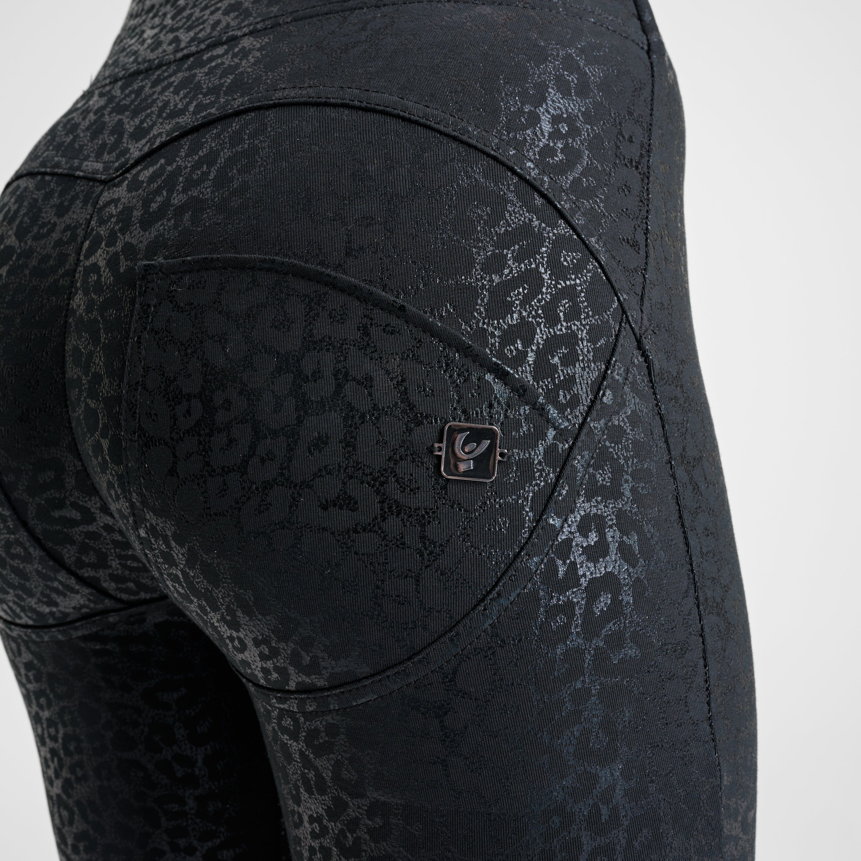 WR.UP® بنقشة النمر - خصر مرتفع للغاية - طول كامل - أسود