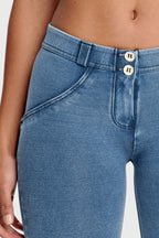 بنطال جينز WR.UP® - خصر متوسط ​​الارتفاع - طول 7/8 - أزرق فاتح مع خياطة زرقاء