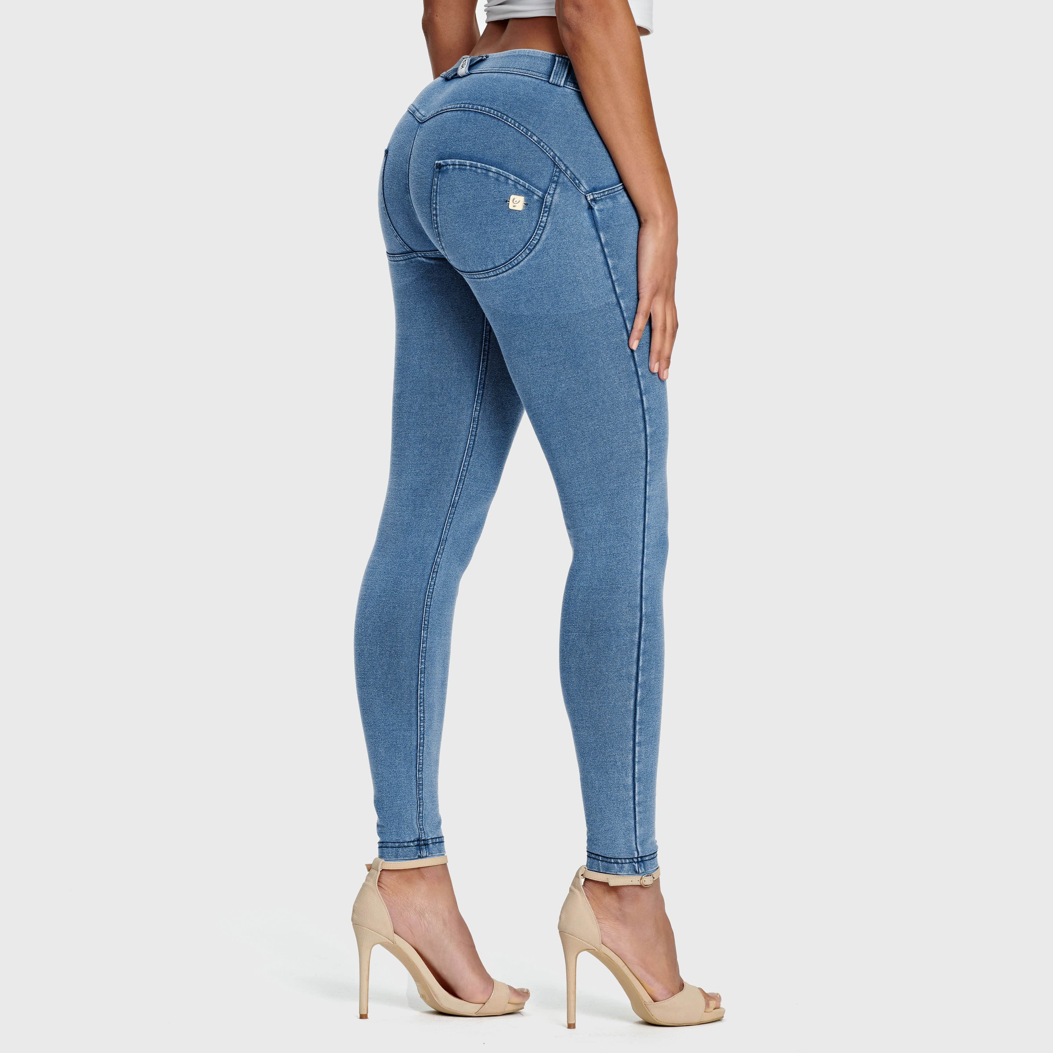 بنطال جينز WR.UP® - خصر متوسط ​​الارتفاع - طول 7/8 - أزرق فاتح مع خياطة زرقاء