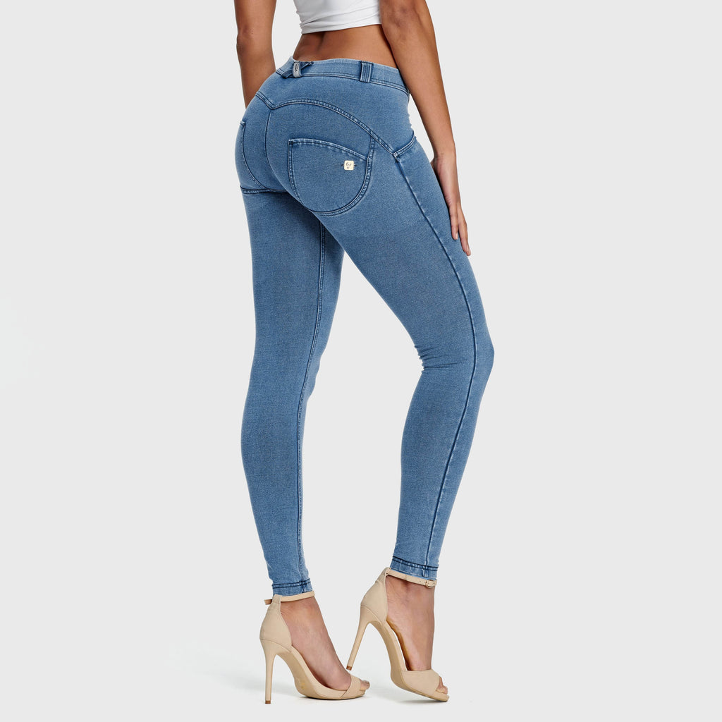 جينز WR.UP® - خصر متوسط ​​الارتفاع - طول كامل - أزرق فاتح مع خياطة زرقاء