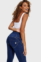 بنطال جينز WR.UP® - بثلاثة أزرار وخصر عالٍ - طول كامل - أزرق داكن مع خياطة صفراء