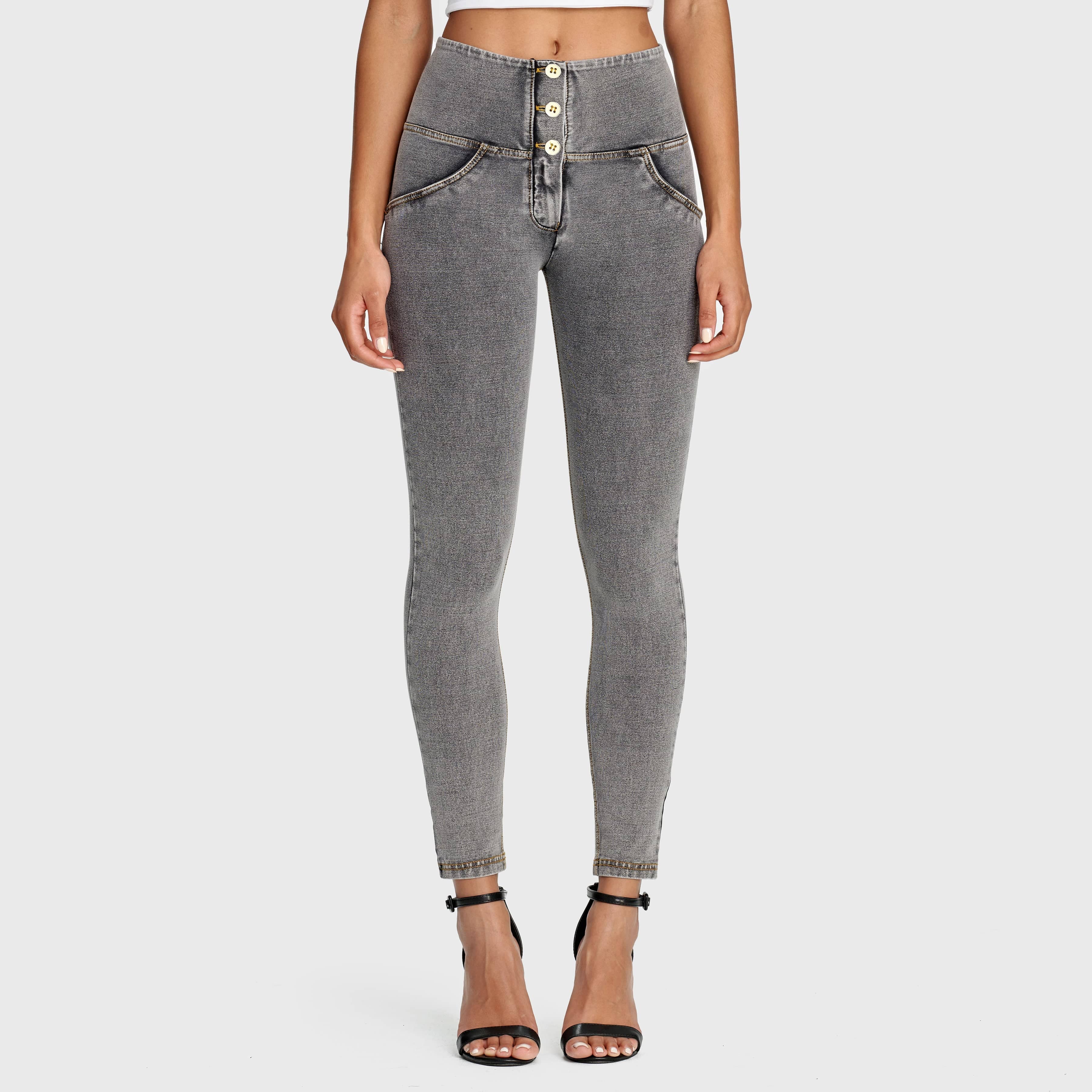 بنطال جينز WR.UP® - بثلاثة أزرار وخصر عالٍ - طول 7/8 - رمادي مع خياطة صفراء