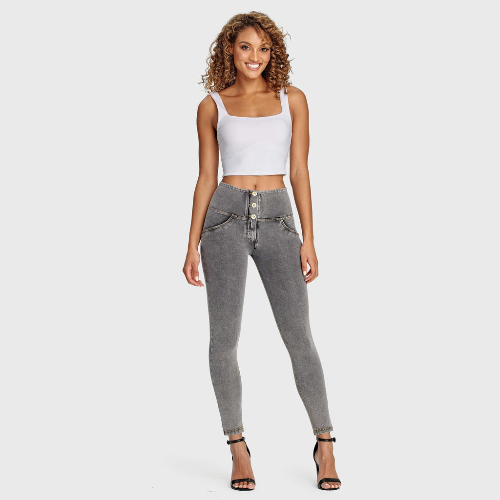 بنطال جينز WR.UP® - بثلاثة أزرار وخصر عالٍ - طول 7/8 - رمادي مع خياطة صفراء