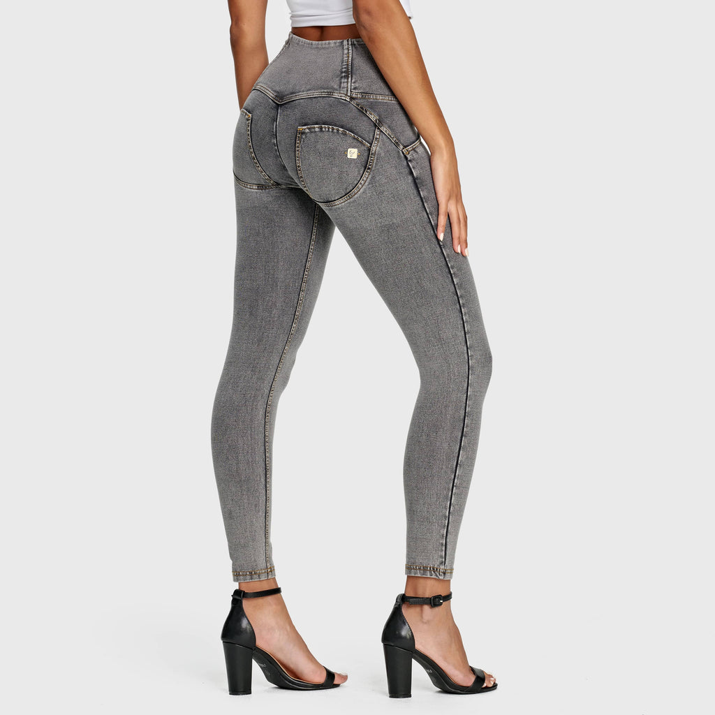 بنطال جينز WR.UP® - بثلاثة أزرار وخصر عالٍ - طول 7/8 - رمادي مع خياطة صفراء