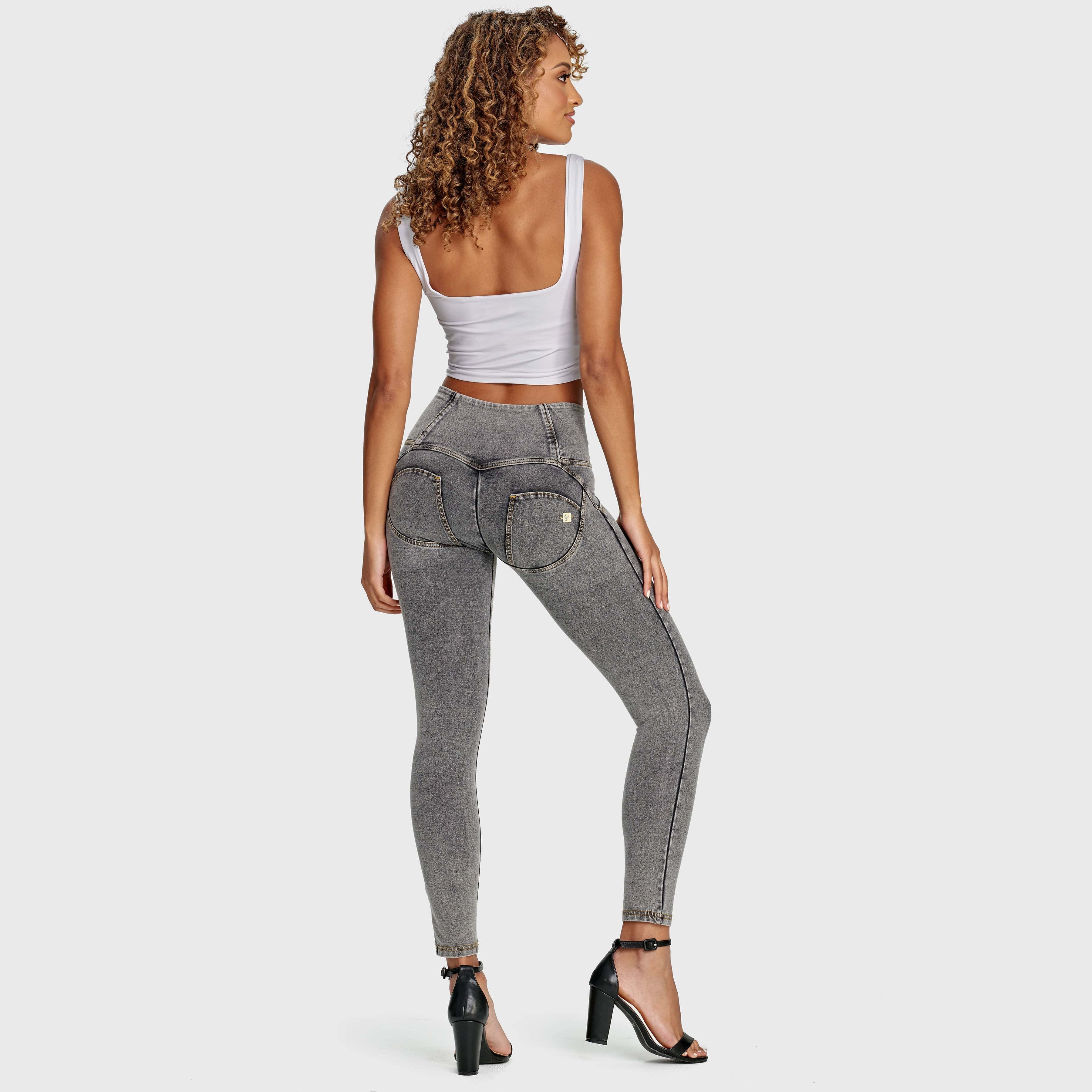 بنطال جينز WR.UP® - بثلاثة أزرار وخصر عالٍ - طول 7/8 - رمادي مع خياطة صفراء