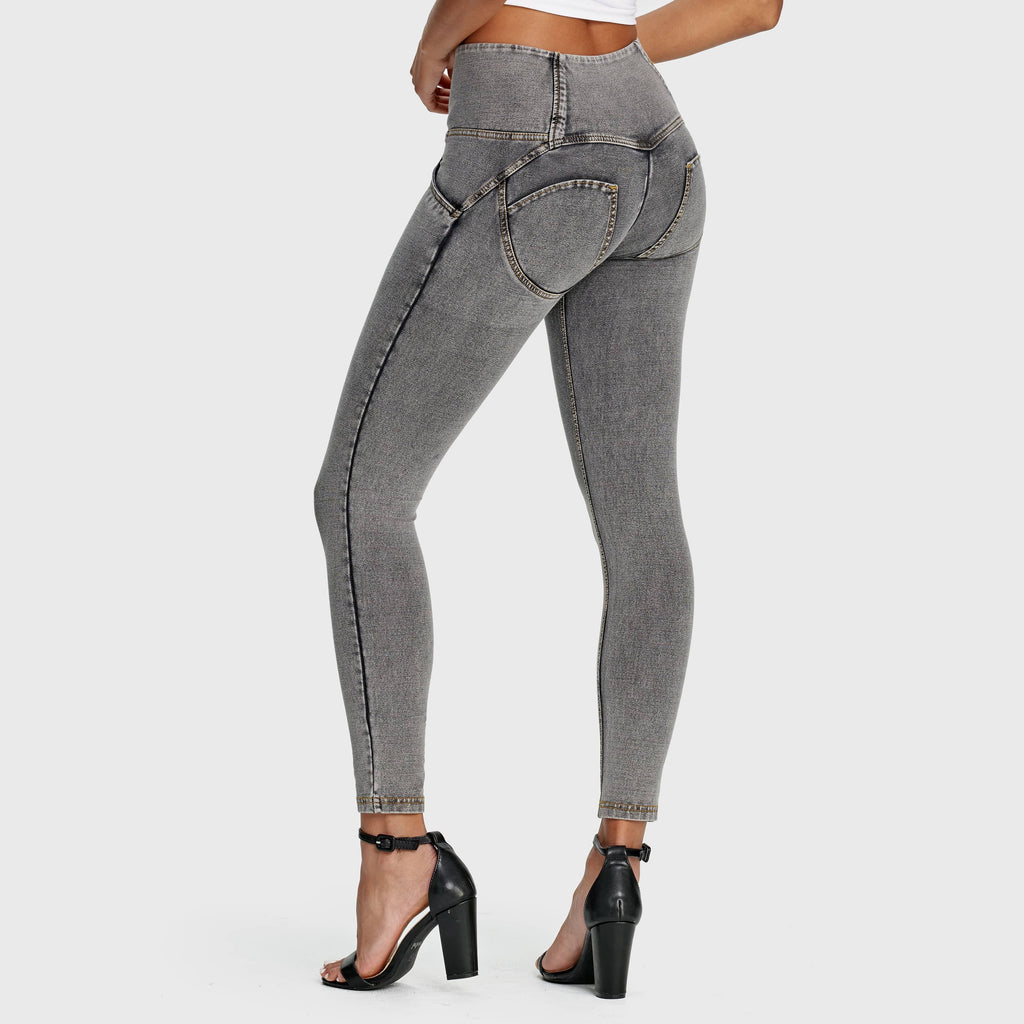 بنطال جينز WR.UP® - بثلاثة أزرار وخصر عالٍ - طول 7/8 - رمادي مع خياطة صفراء