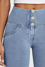 بنطال جينز WR.UP® - بثلاثة أزرار وخصر عالٍ - طول 7/8 - أزرق فاتح مع خياطة صفراء